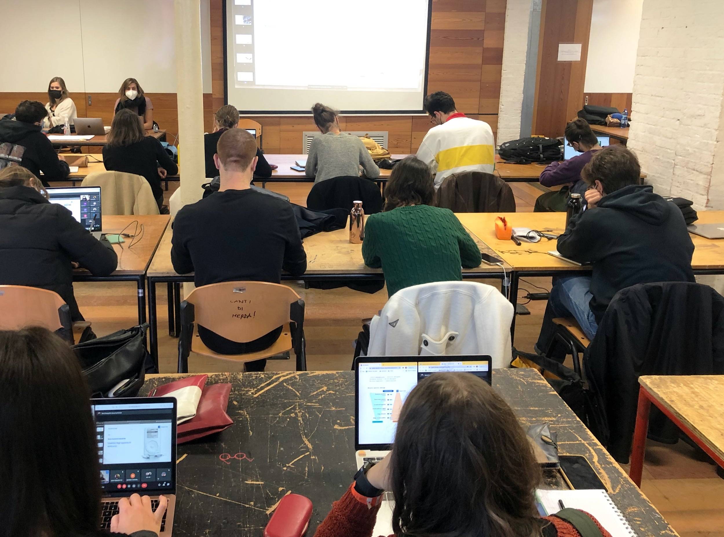 Studentesse e studenti in aula durante la progettazione